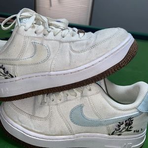 Nike Women’s 5 White Canvas Air Force 1 Indigo Lace Up Sneakers